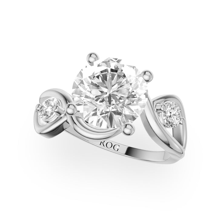Odenwald Verlobungsring mit Seitensteinen und gedrehter Ringschiene in 9K Weißgold mit Brilliantem Diamanten