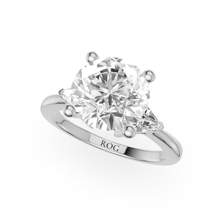 Nahe Three-Stone-Trillion-Verlobungsring aus 9K Weißgold mit Brilliantem Schliff